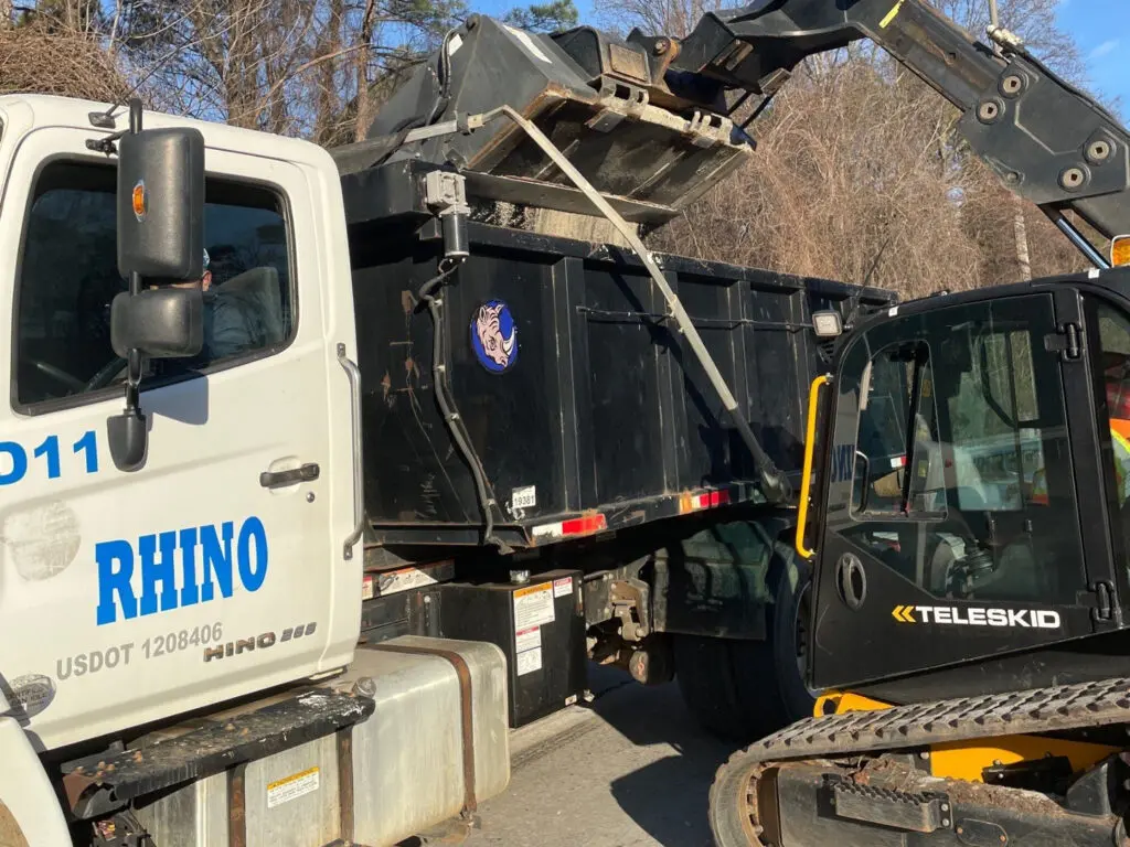 Hydraulic Fluid Dump Truck Response